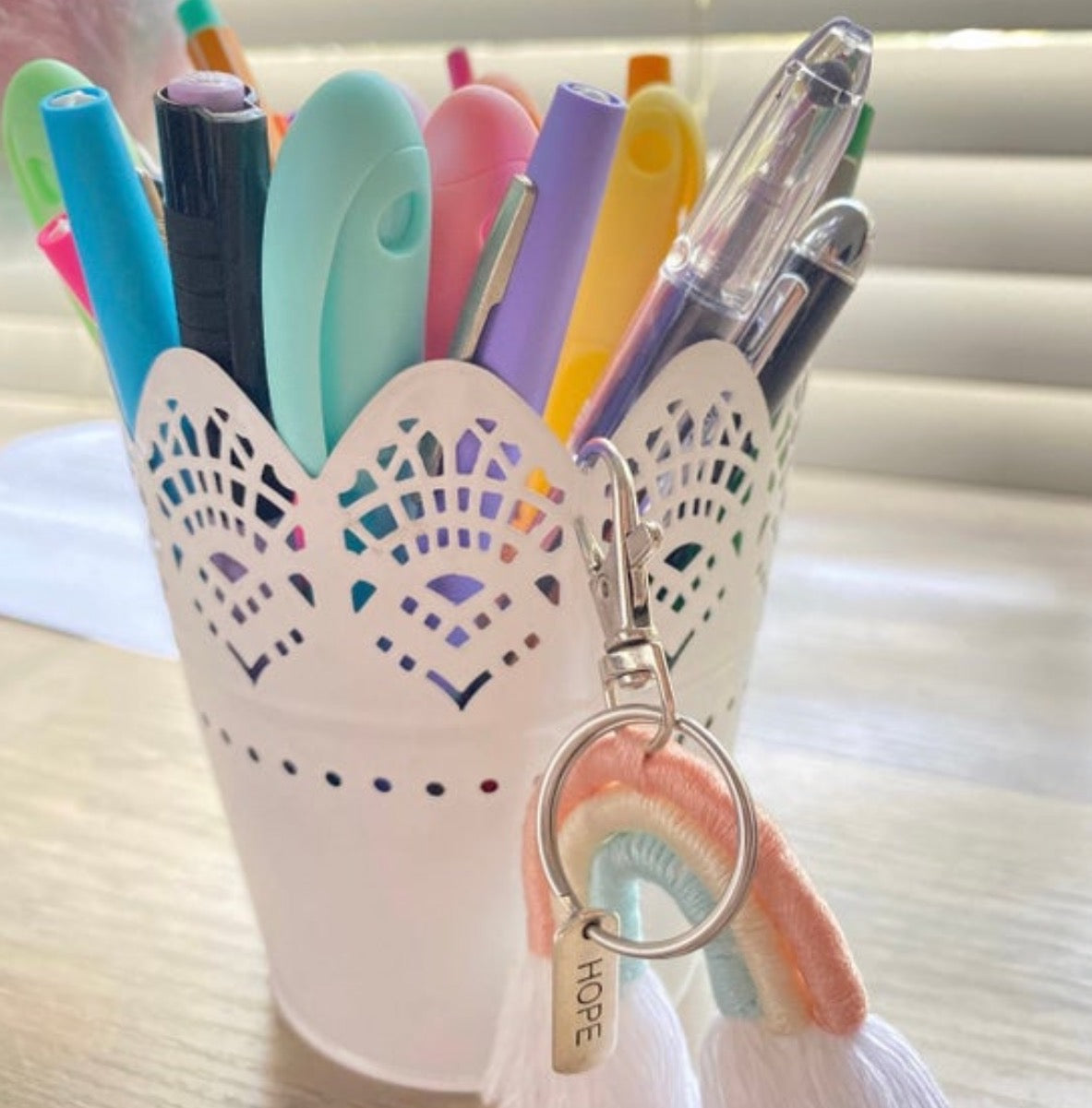 Mini arco-íris de macramê feito à mão | Pingente de bolsa | Decoração para coleira de cachorro | Chaveiro | Porta-chaves | Pingente de zíper