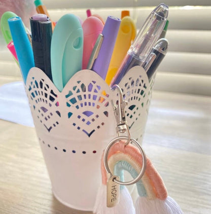 Mini arco-íris de macramê feito à mão | Pingente de bolsa | Decoração para coleira de cachorro | Chaveiro | Porta-chaves | Pingente de zíper