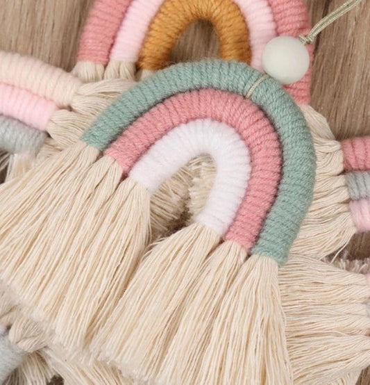 Mini arco-íris de macramê feito à mão | Pingente de bolsa | Decoração para coleira de cachorro | Chaveiro | Porta-chaves | Pingente de zíper